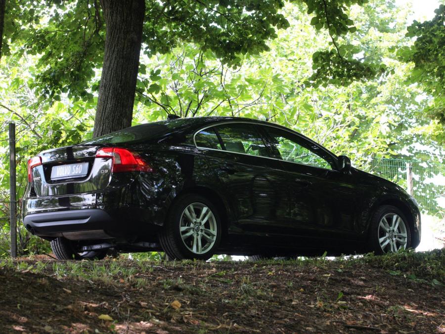  Volvo S60 D3 2010 года  (фото 7 из 17)